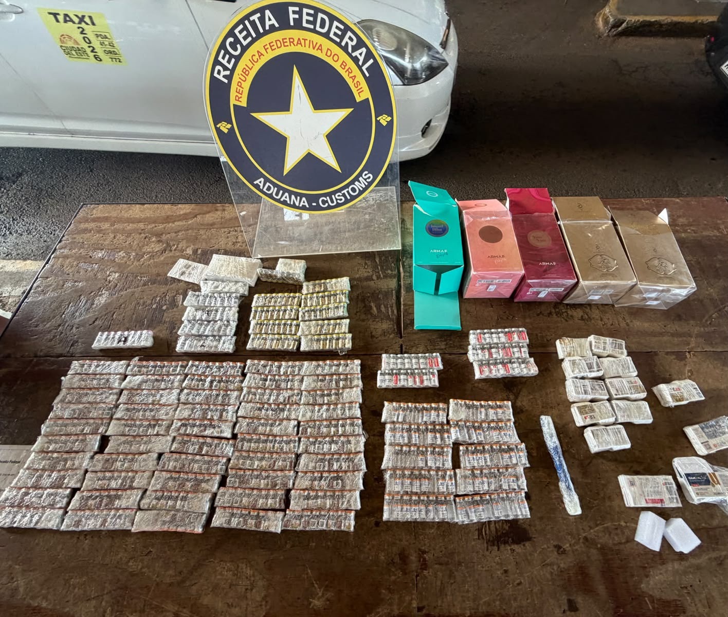 Receita Federal retém carga de emagrecedores em caixas de perfumes na Ponte da Amizade
