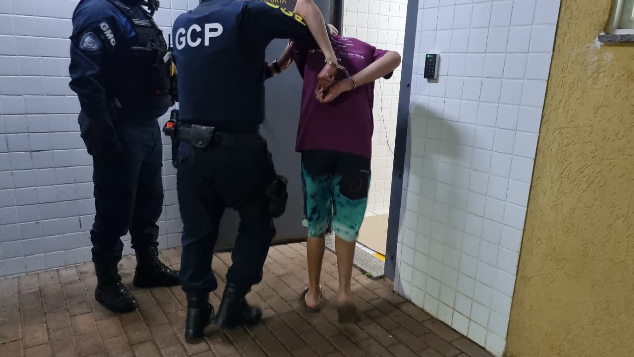 Violência doméstica em Cascavel: jovem de 18 anos é preso após ameaçar a mãe e danificar veículo