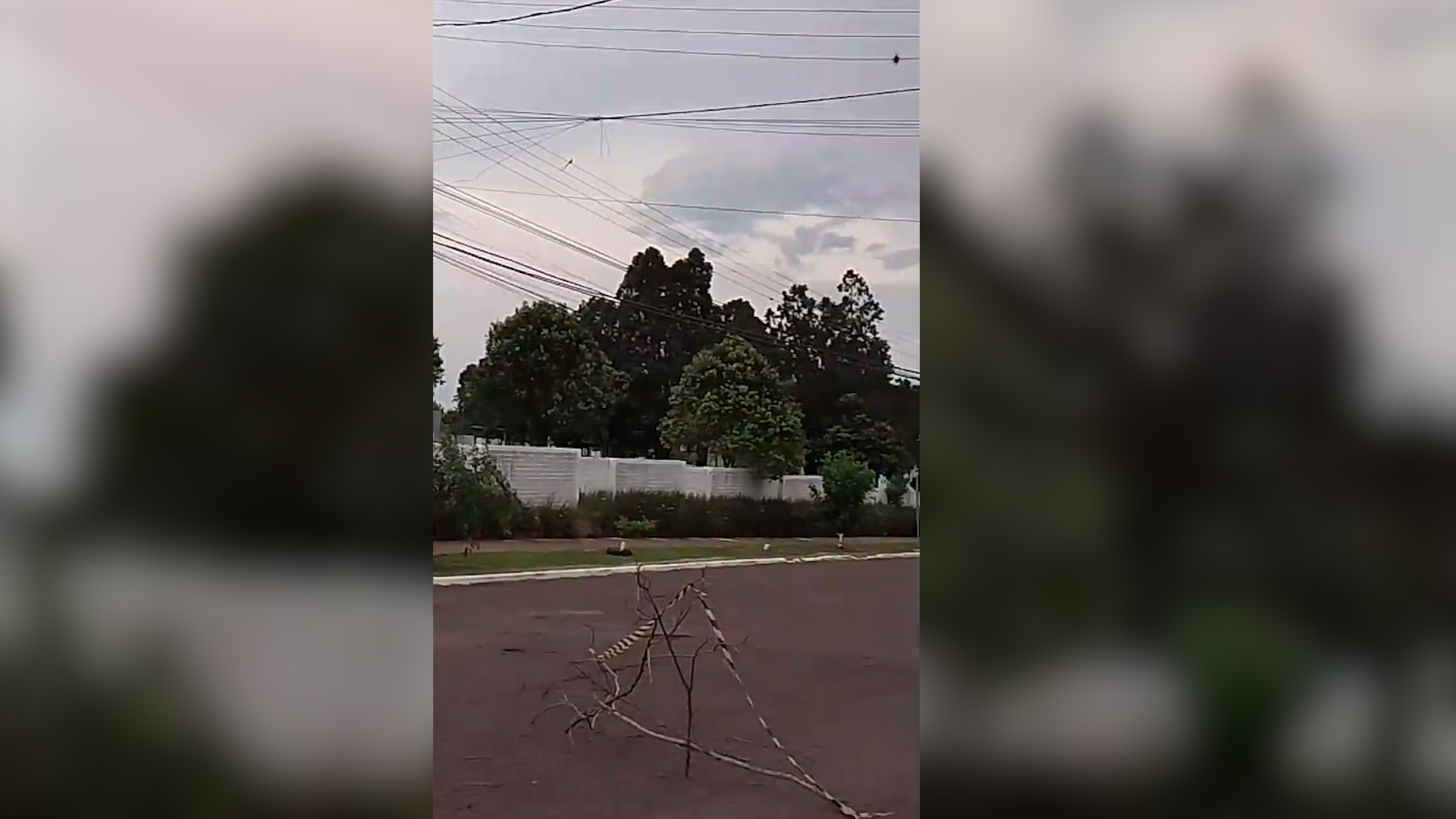 Caminhão arrebenta fiação e moradores ficam sem energia na Rua Paranaguá, em Cascavel