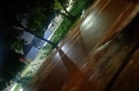 Imagens impressionantes mostram forte chuva que transformou Bairro Floresta em um riacho, em Cascavel