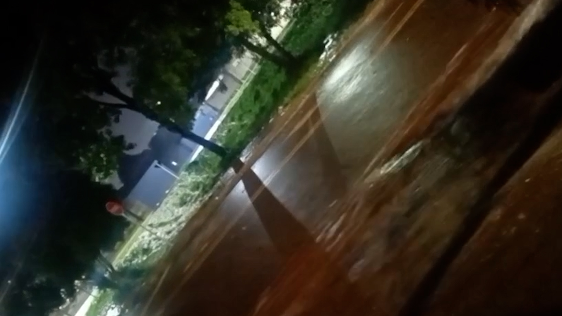 Imagens impressionantes mostram forte chuva que transformou Bairro Floresta em um riacho, em Cascavel