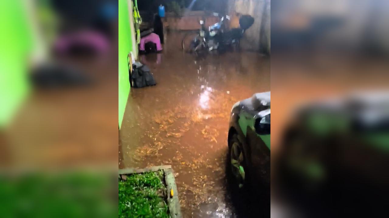 Chuva alaga casa na Rua Arapongas e morador relata transtornos em Cascavel
