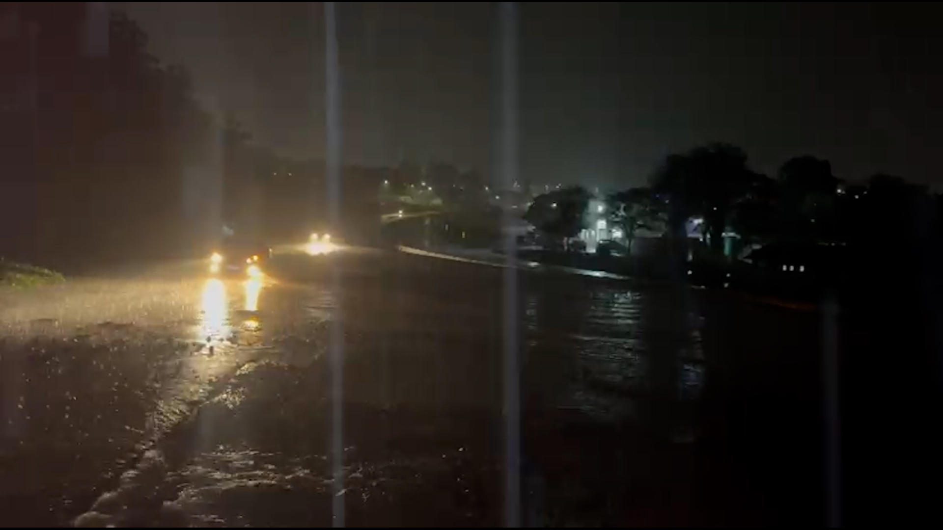 Temporal em Cascavel: forte chuva deixa acesso da BR-467 para a Rua Jacarezinho perigoso