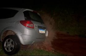 Acidente em Cascavel: motorista perde o controle sob forte chuva e cai em valeta na Rua Jacarezinho