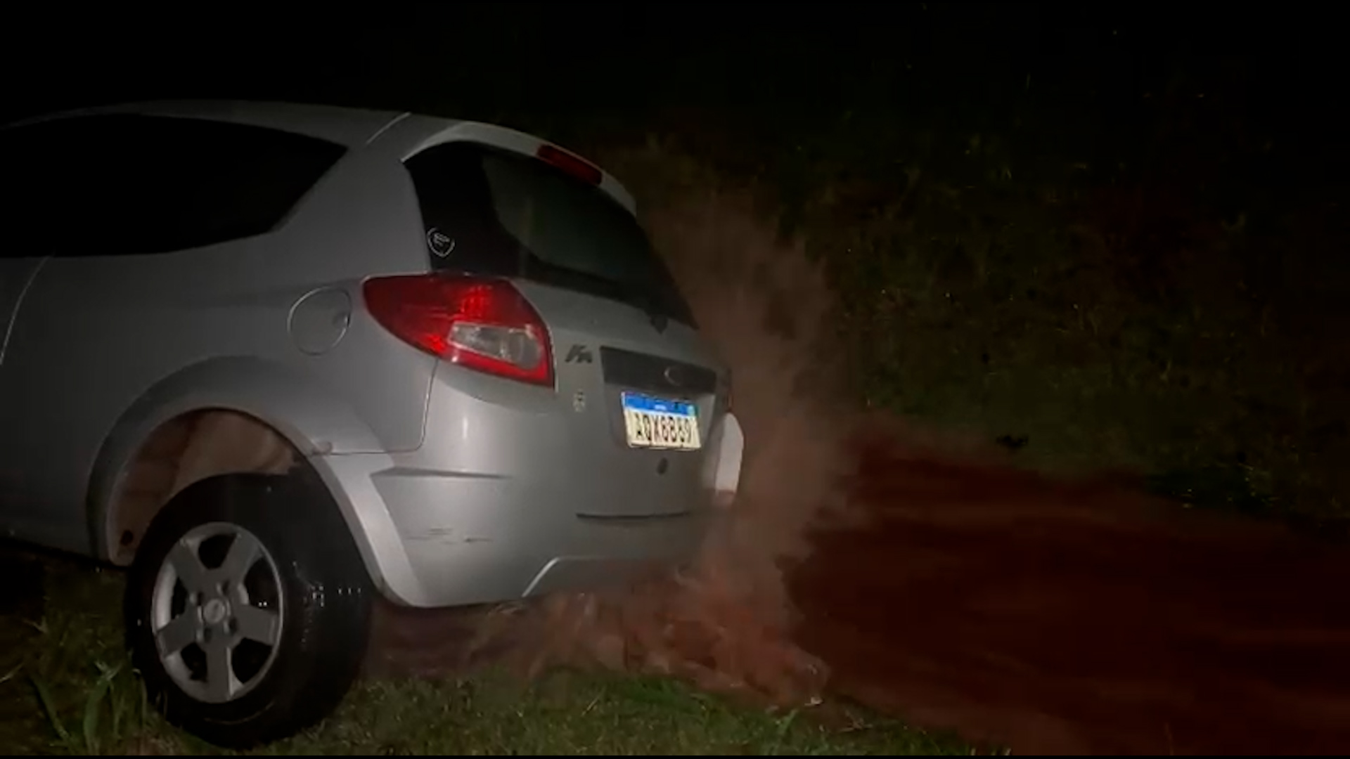 Acidente em Cascavel: motorista perde o controle sob forte chuva e cai em valeta na Rua Jacarezinho