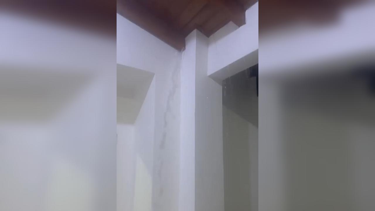 Chuva faz água entrar pela cobertura de casa no Bairro Cancelli