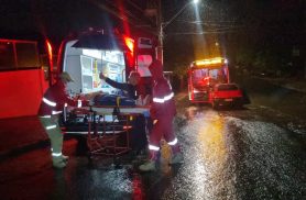 Acidente em Cascavel deixa mulher ferida após colisão entre Gol e ônibus na Rua Pio XII
