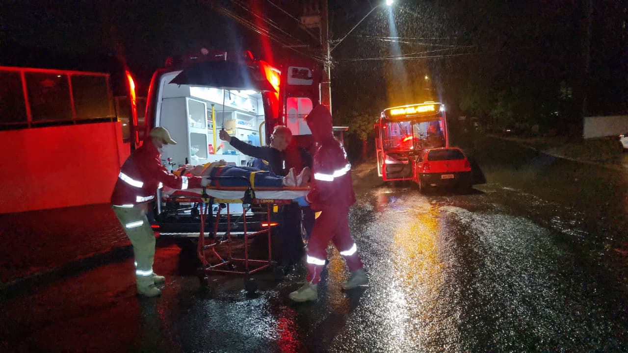 Acidente em Cascavel deixa mulher ferida após colisão entre Gol e ônibus na Rua Pio XII