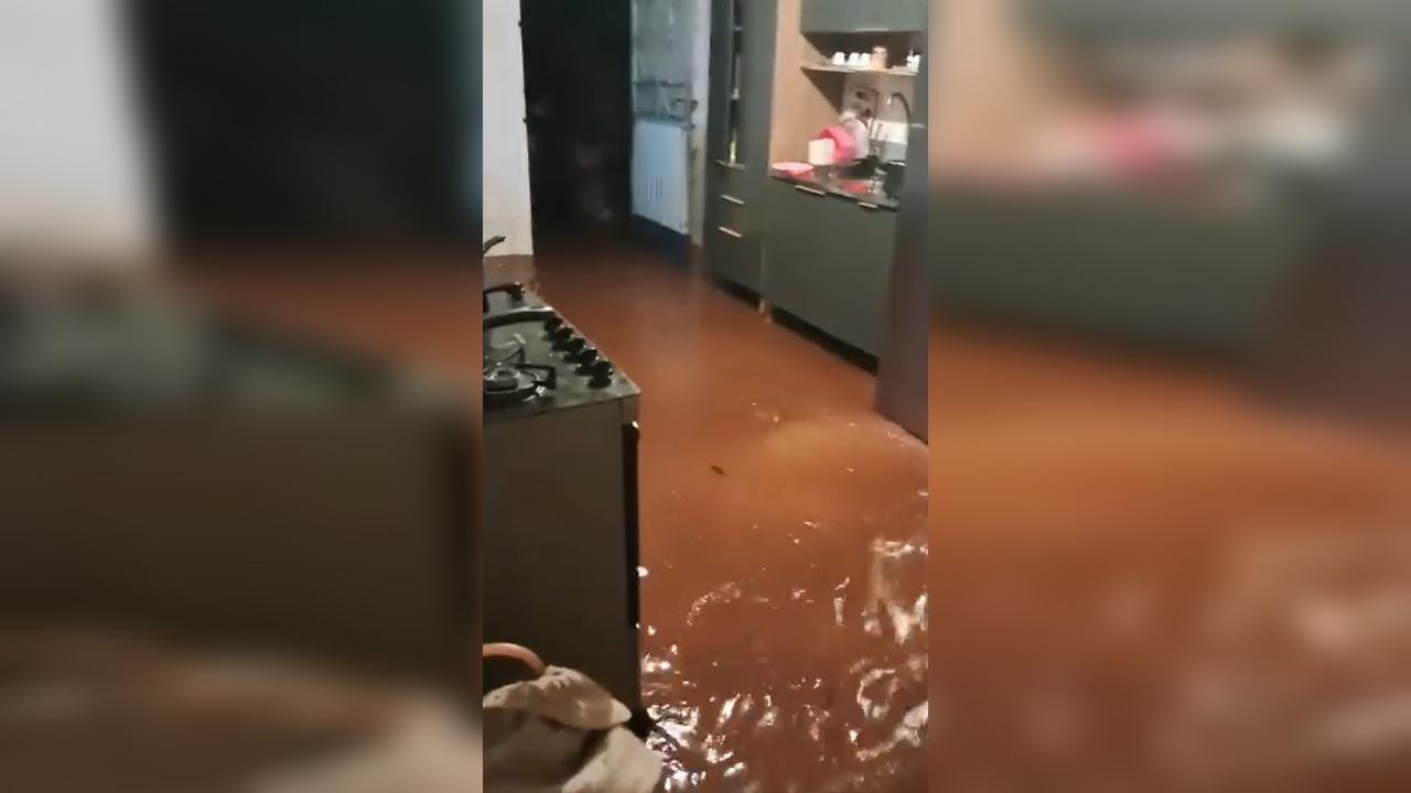 Casas ficam alagadas na Avenida Cardeal após chuva em Cascavel