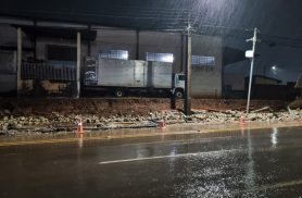 Muro desaba e interdita parcialmente trecho da Rua Ipanema em Cascavel