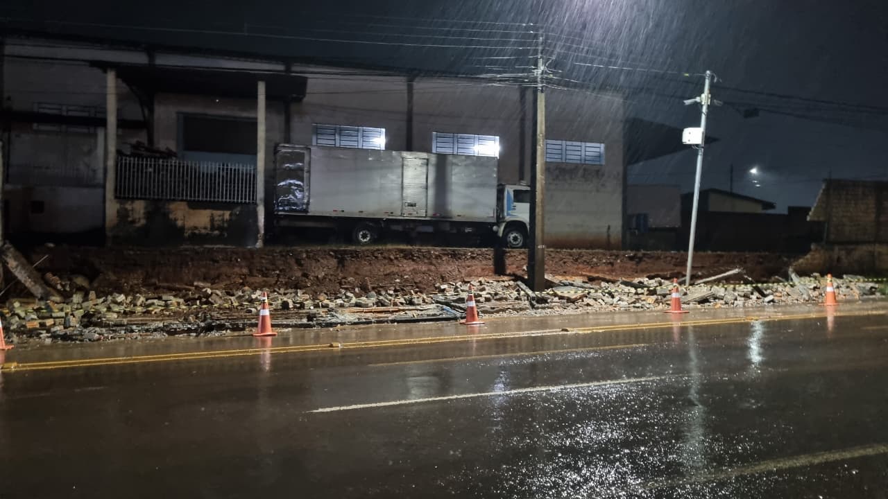 Muro desaba e interdita parcialmente trecho da Rua Ipanema em Cascavel