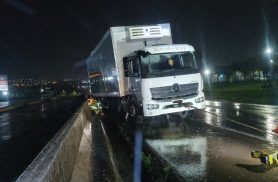 Acidente na BR-277 em Cascavel: caminhão cai em canaleta e mobiliza resgate da concessionária