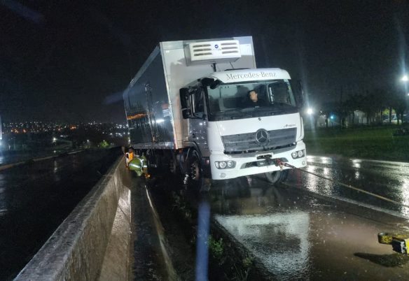 Acidente na BR-277 em Cascavel: caminhão cai em canaleta e mobiliza resgate da concessionária
