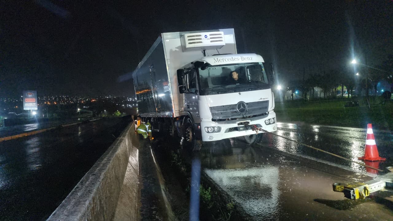 Acidente na BR-277 em Cascavel: caminhão cai em canaleta e mobiliza resgate da concessionária