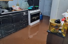 Enxurrada invade casa e derruba portão durante temporal em Cascavel Enxurrada invade casa e derruba portão durante temporal em Cascavel
