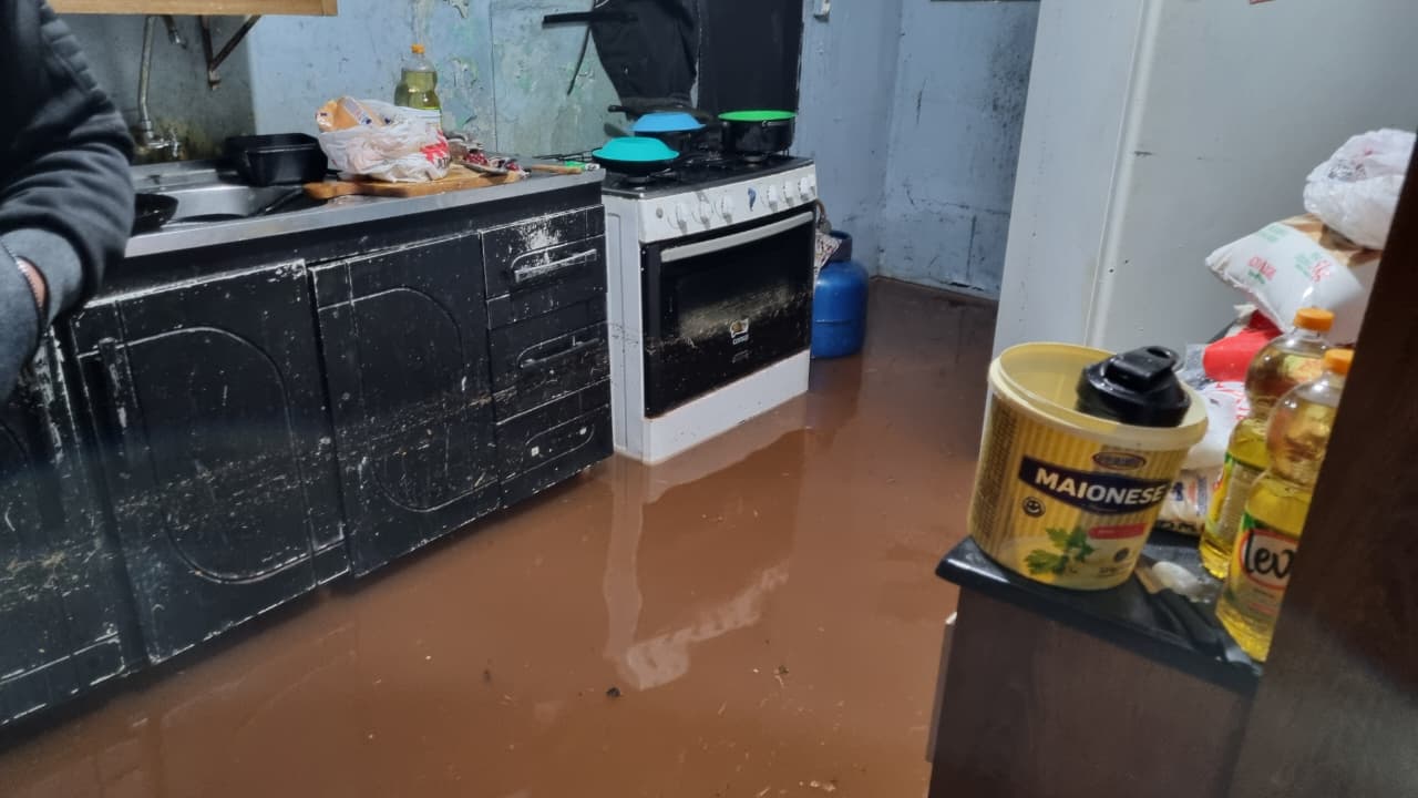 Enxurrada invade casa e derruba portão durante temporal em Cascavel