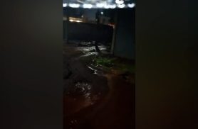 Rua Iolanda Costa fica coberta por lama após chuva forte e moradores relatam problemas com bueiros no Floresta Rua Iolanda Costa fica coberta por lama após chuva forte e moradores relatam problemas com bueiros no Floresta