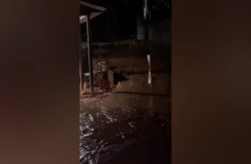 A terra desceu com a água: chuva forte alaga casas e causa estragos no Lago Azul em Cascavel A terra desceu com a água: chuva forte alaga casas e causa estragos no Lago Azul em Cascavel