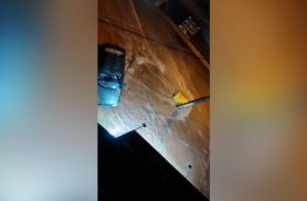 Carro é arrastado pela força da água na Rua Ataulfo Alves durante forte chuva em Cascavel
