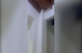 Vídeo mostra água descendo com força pelo forro durante forte temporal em Cascavel Vídeo mostra água descendo com força pelo forro durante forte temporal em Cascavel