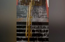 Temporal transforma escadaria de colégio do Tropical em verdadeira correnteza em Cascavel