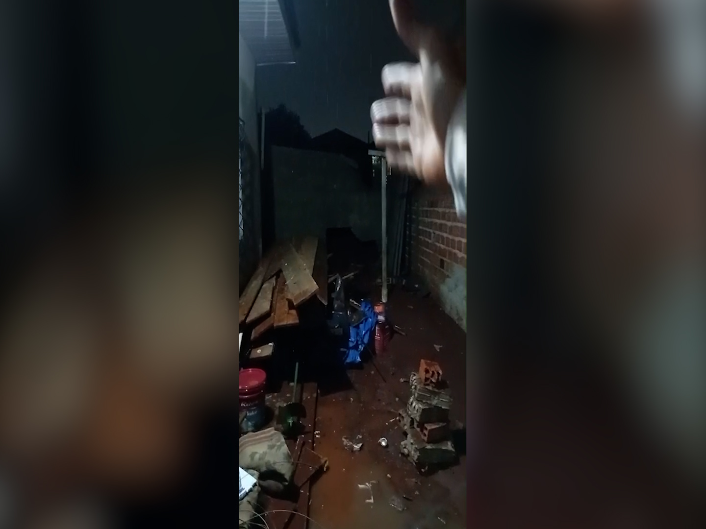 Chuva forte derruba muro e alaga casas no Loteamento Recanto dos Pássaros, em Cascavel