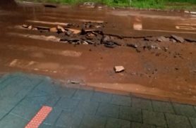 Chuva forte leva parte do asfalto na Rua Celso Souza Guerra, em Cascavel
