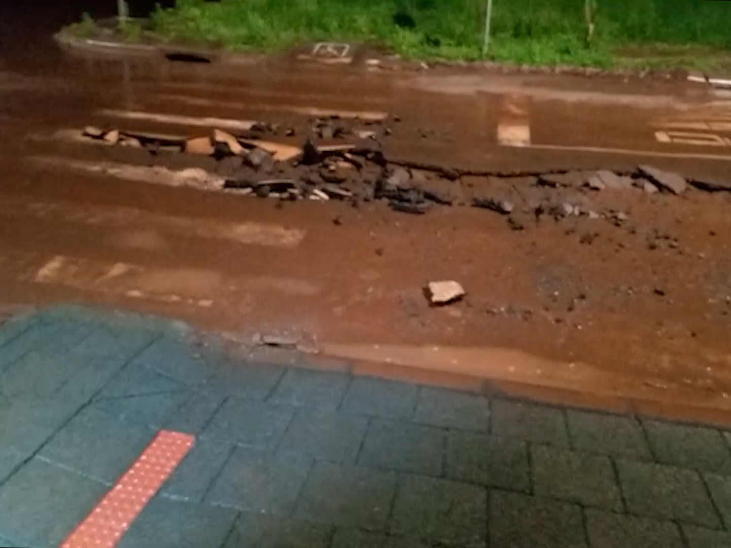 Chuva forte leva parte do asfalto na Rua Celso Souza Guerra, em Cascavel