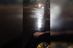 Rua Jacarezinho alaga perto do Lago Municipal de Cascavel Rua Jacarezinho alaga perto do Lago Municipal de Cascavel