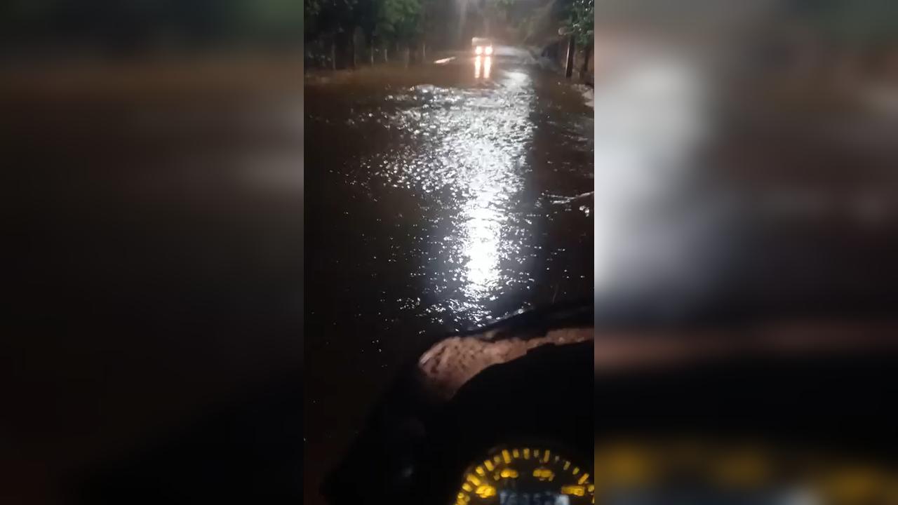 Rua Jacarezinho alaga perto do Lago Municipal de Cascavel