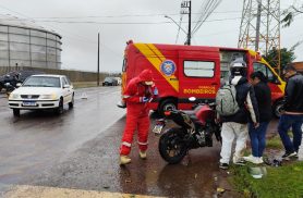 Jovem fica ferida após colisão entre carro e moto na Avenida das Pombas