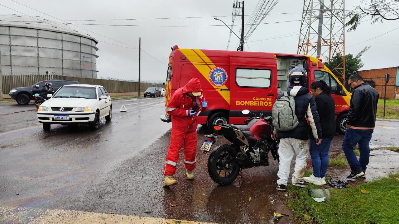 Jovem fica ferida após colisão entre carro e moto na Avenida das Pombas