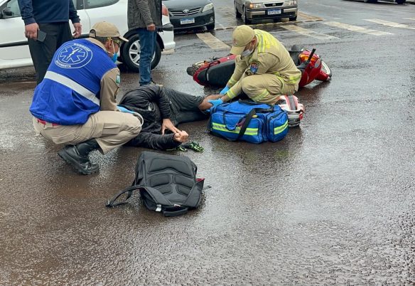 Motociclista fica ferido após colisão com Nissan na Rua Paraná