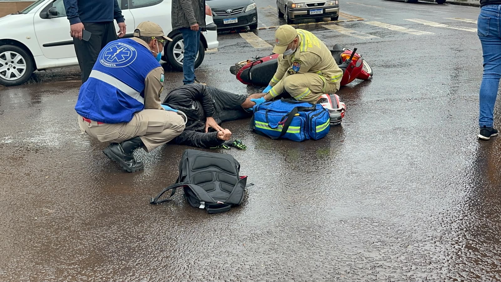 Motociclista fica ferido após colisão com Nissan na Rua Paraná