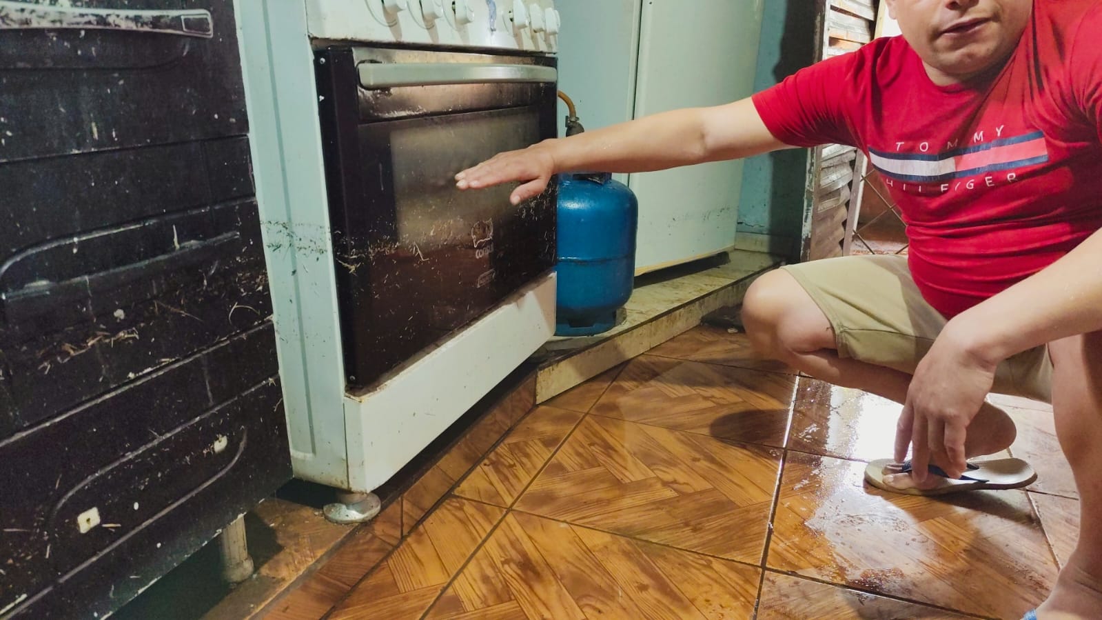 Água subiu até metade do fogão: Família venezuelana perde tudo após temporal