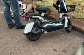 Acidente entre carro e moto elétrica deixa vítima na Rua Manaus