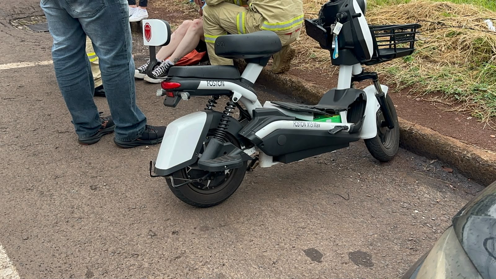 Acidente entre carro e moto elétrica deixa vítima na Rua Manaus