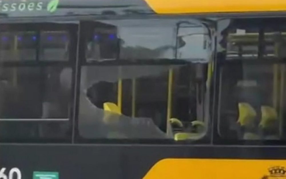 Imagem referente a Passageiro de ônibus morre baleado durante ação policial