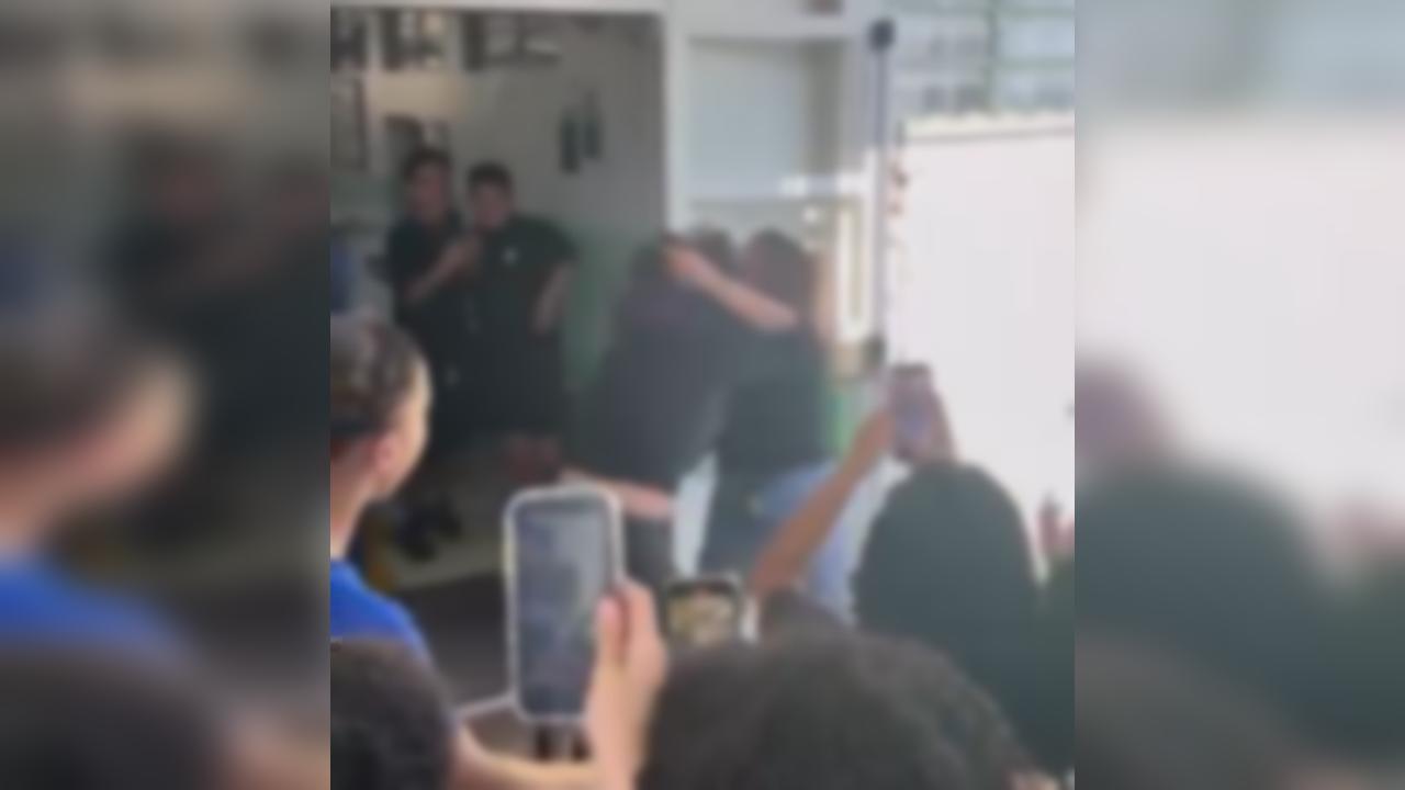 Vídeo mostra briga entre garotas dentro de colégio em Cascavel