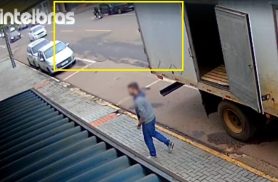 Motorista abre a porta de forma repentina e causa acidente na Rua Manaus