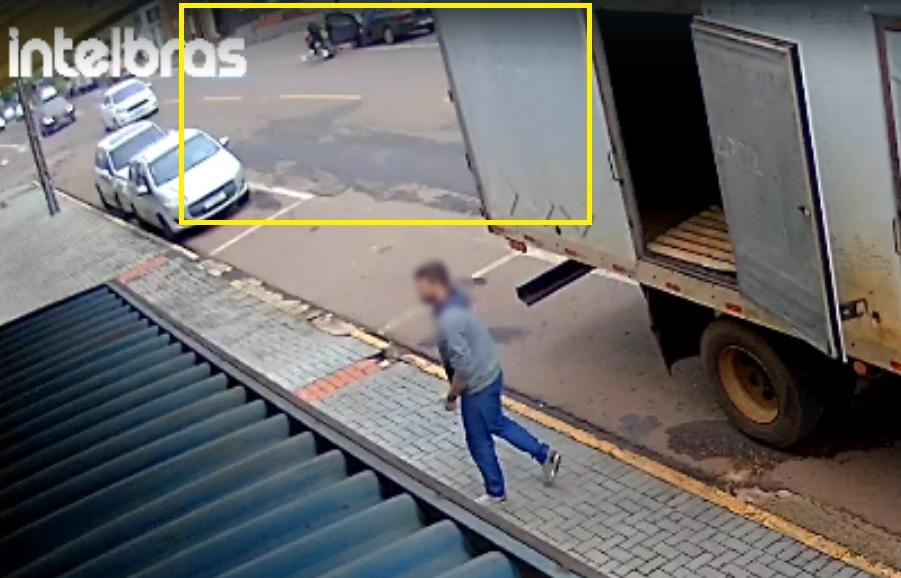 Motorista abre a porta de forma repentina e causa acidente na Rua Manaus