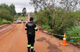 Local onde asfalto cedeu no Lago Azul é isolado pela Transitar