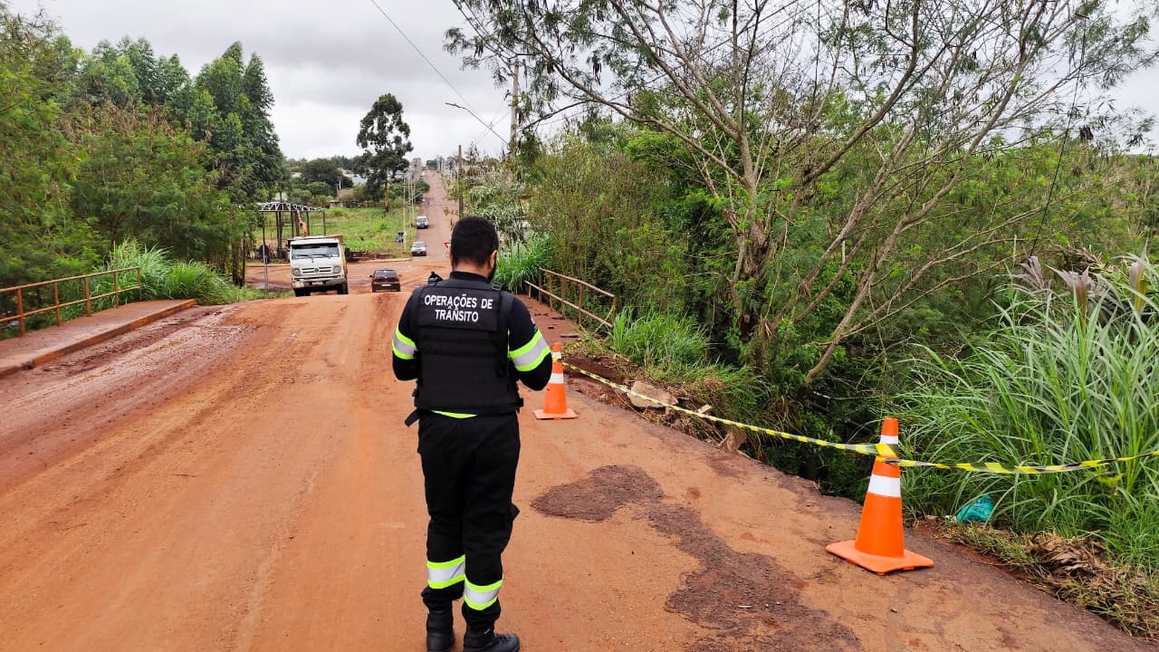 Local onde asfalto cedeu no Lago Azul é isolado pela Transitar