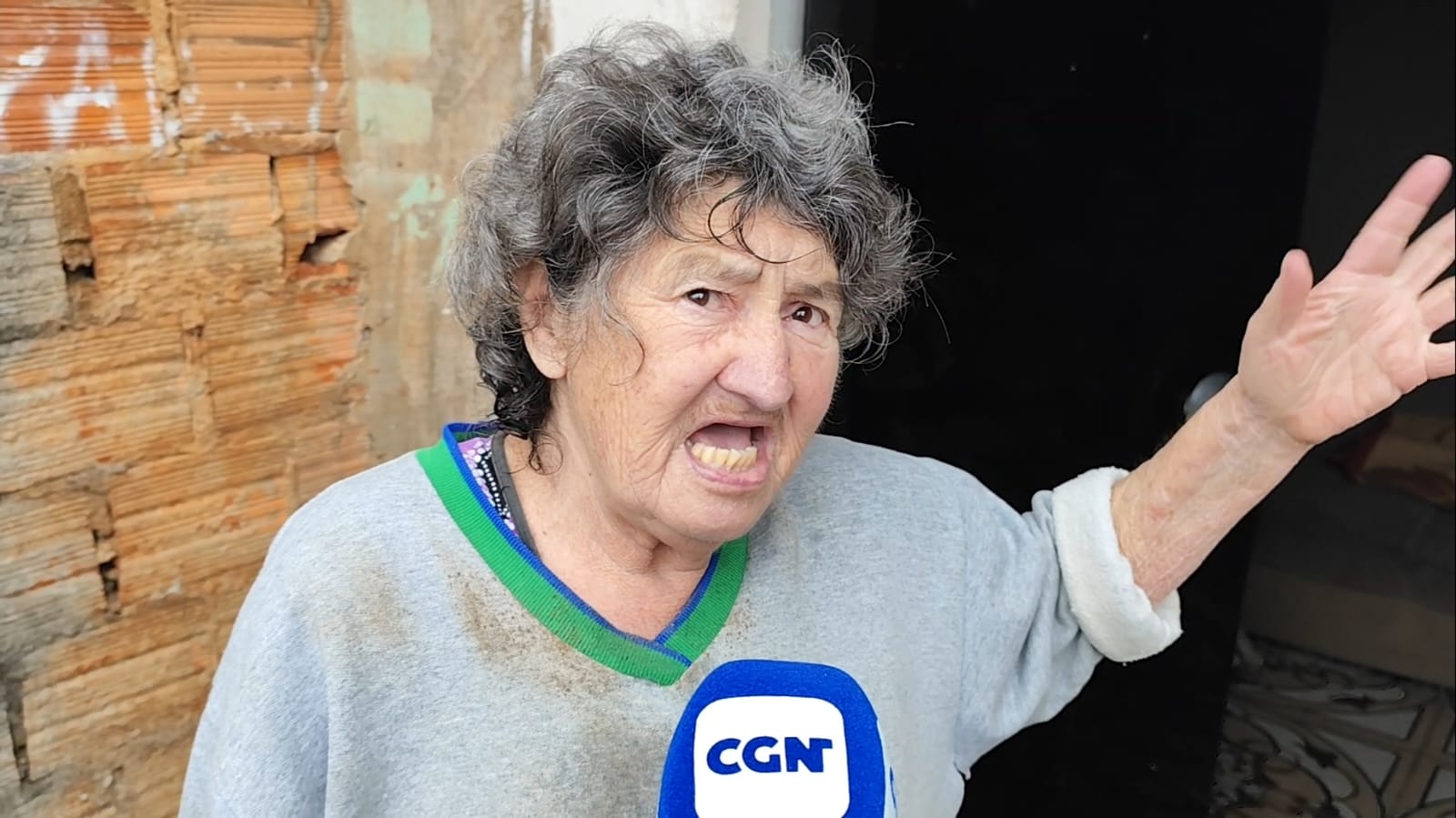“Depois que vimos o muro caído, percebemos que a casa estava alagando”, afirma moradora