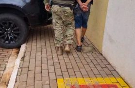 Adolescente é levado à delegacia após ser flagrado com moto furtada e adulterada