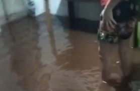 Vídeo mostra casa completamente alagada durante temporal em Cascavel