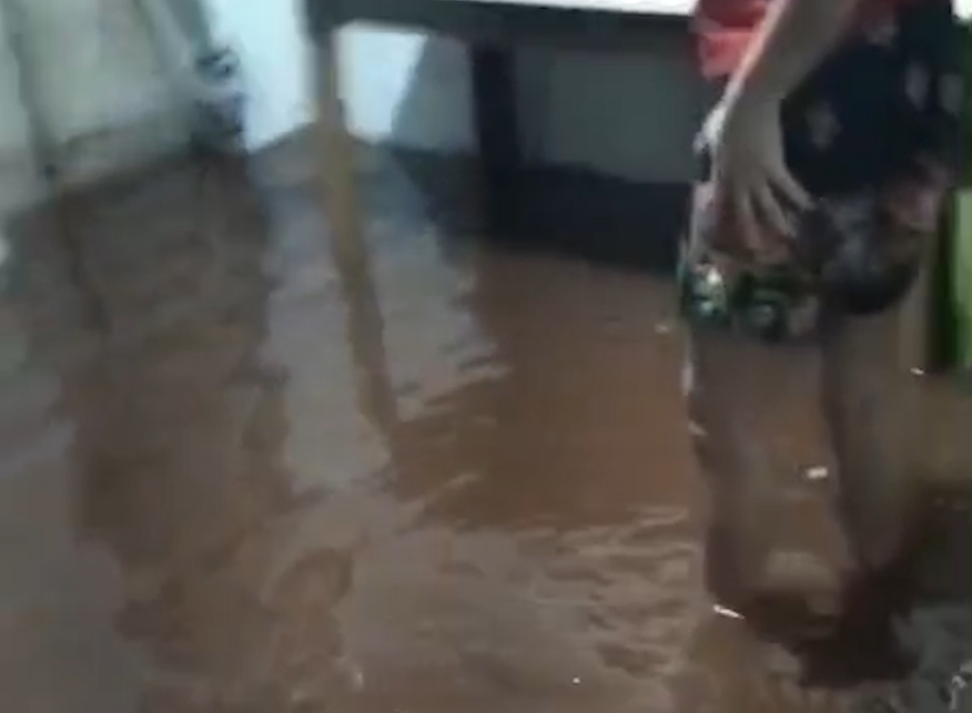 Vídeo mostra casa completamente alagada durante temporal em Cascavel