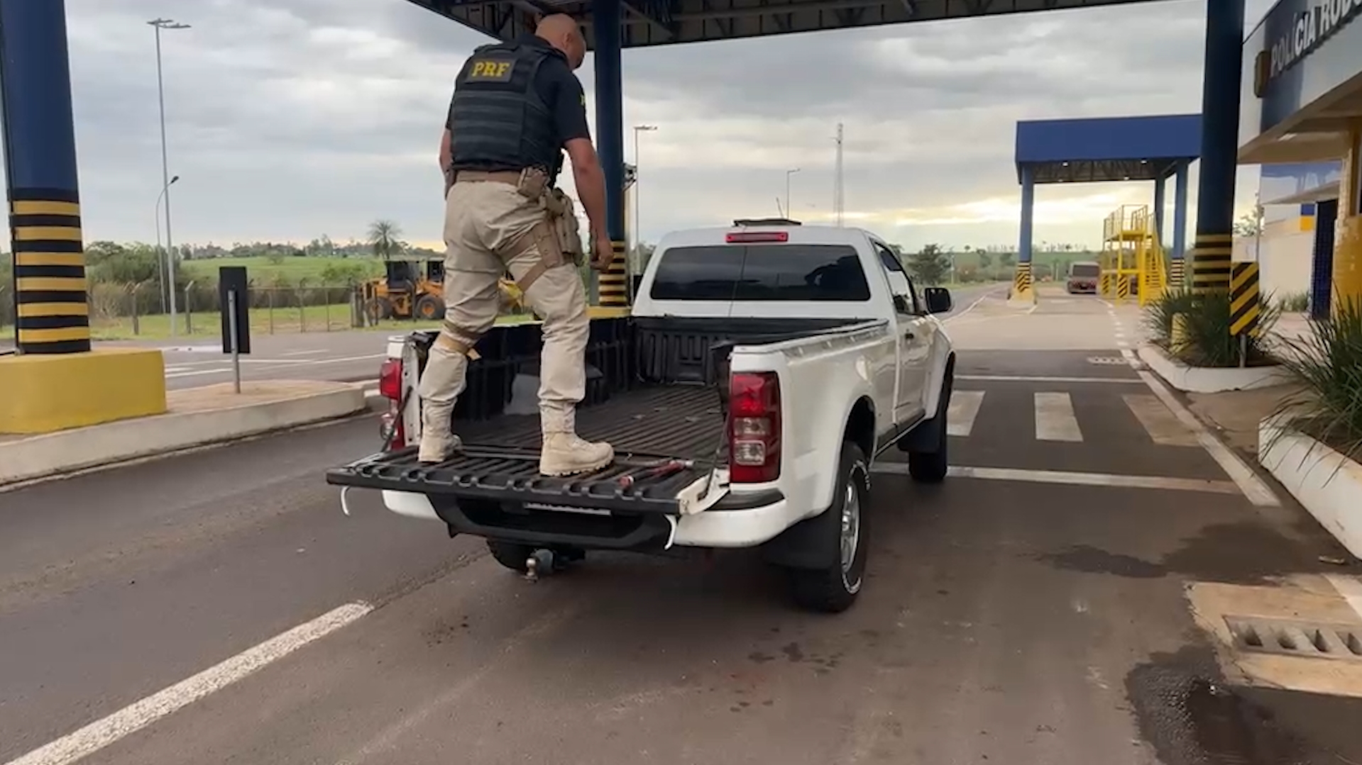 PRF apreende haxixe oculto em caminhonete na BR-487, em Alto Paraíso
