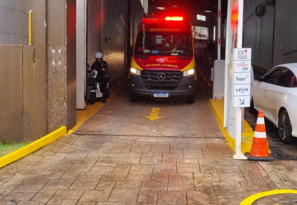Idosa é socorrida pelo Siate após colisão com anteparo em shopping