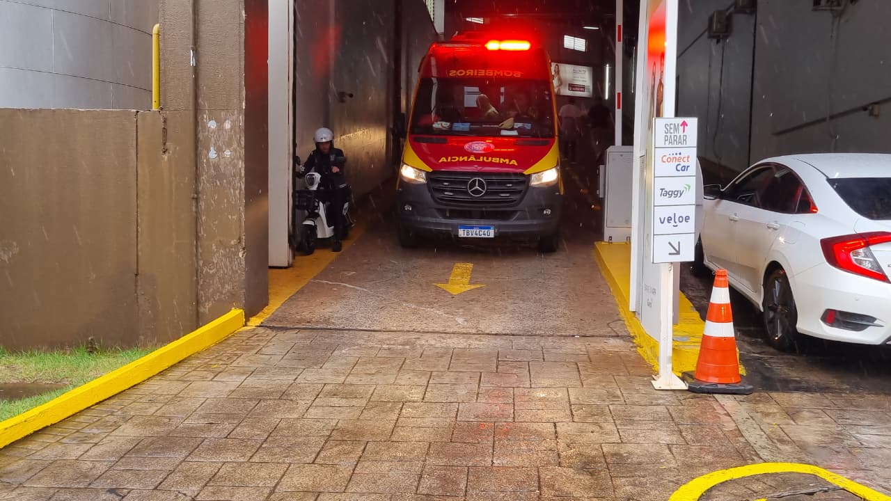 Idosa é socorrida pelo Siate após colisão com anteparo em shopping